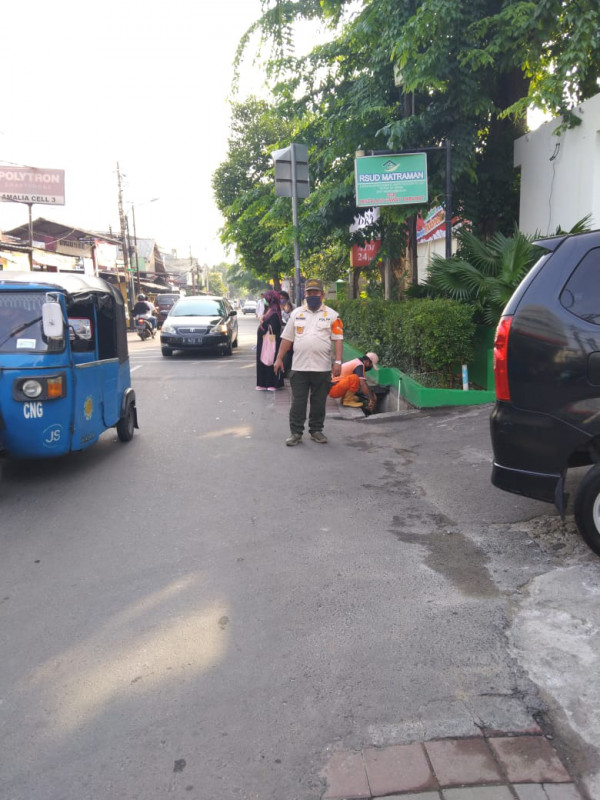 Penyisiran PKL oleh Satuan Polisi Pamong Praja 