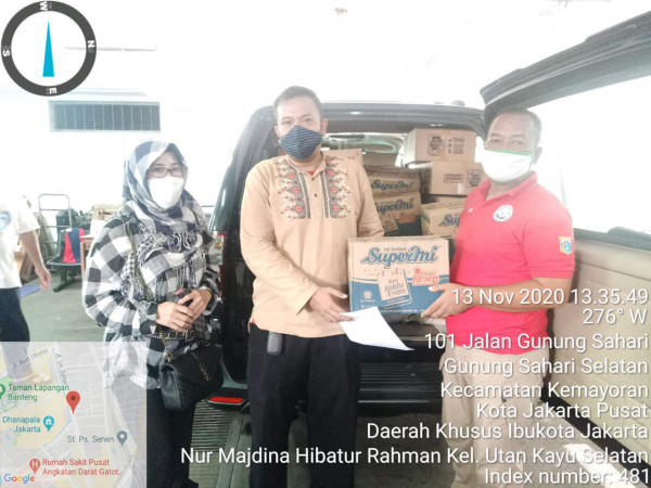 Mendampingi serah terima Bansos Bagi warga Berdampak Covid-19 dari Dinas Sosial