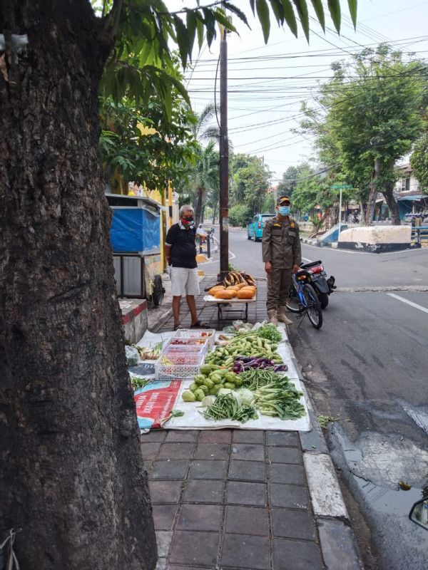 Penertiban  PKL oleh Satuan Polisi Pamong Praja Kelurahan Utan kayu Selatan 