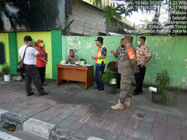 Operasi Tangkap Tangan (OTT) Sampah oleh Kasie Ekbang dan SatPol PP Kelurahan Utan Kayu Selatan