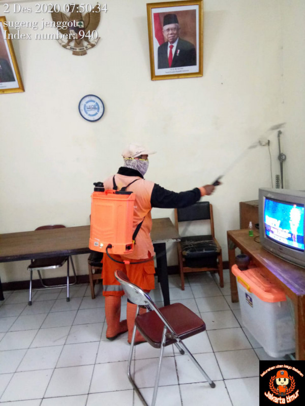 Penyenprotan disinvektan kantor rw 06