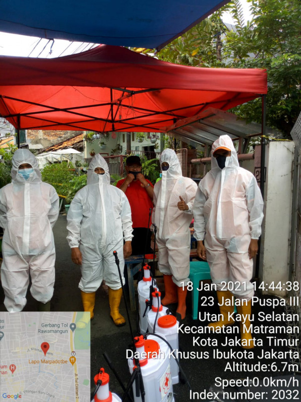 Penyemprotan Disinfektan oleh Satgas COVID-19 RW.006