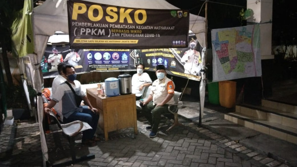 Kasatpel Pol PP dan Staf Kasi Kesra tugas Posko PPKM Tanggal 30 April 2021