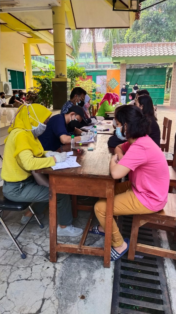 Pengelola RPTRA Utakase Berseri dan Puspa Hati  Membantu  Vaksinasi  Covid 19 Di SMA N 31