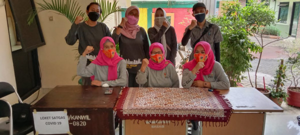 Pengelola RPTRA Utakase Berseri dan Puspa Hati  Membantu  Vaksinasi  Covid 19 Di SMA N 31