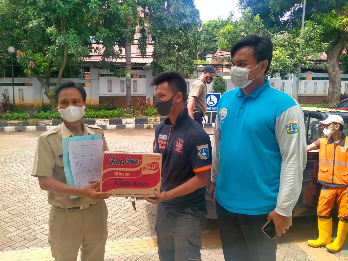 Pengambilan paket Bansos isoman sebanyak 14 Kartu Keluarga