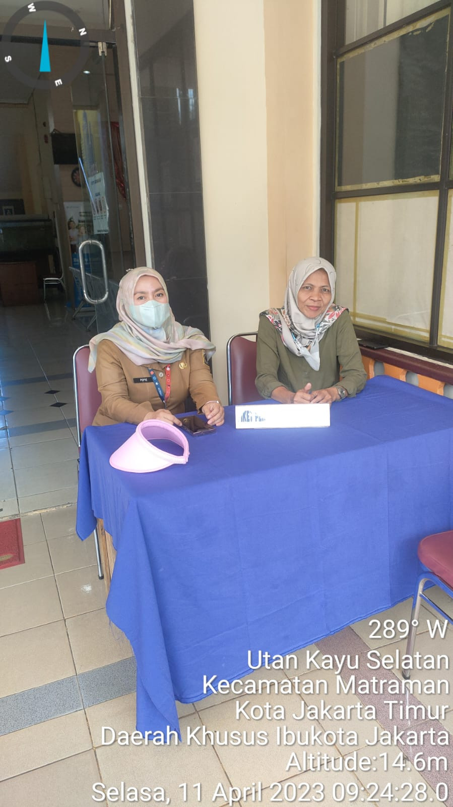 Pengelola RPTRA dan Staf Kelurahan Piket Pos Pengaduan Masyarakat