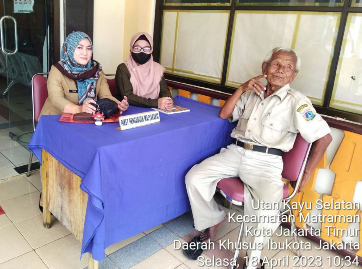 Pengelola RPTRA dan Staf Kelurahan Piket Pos Pengaduan Masyarakat