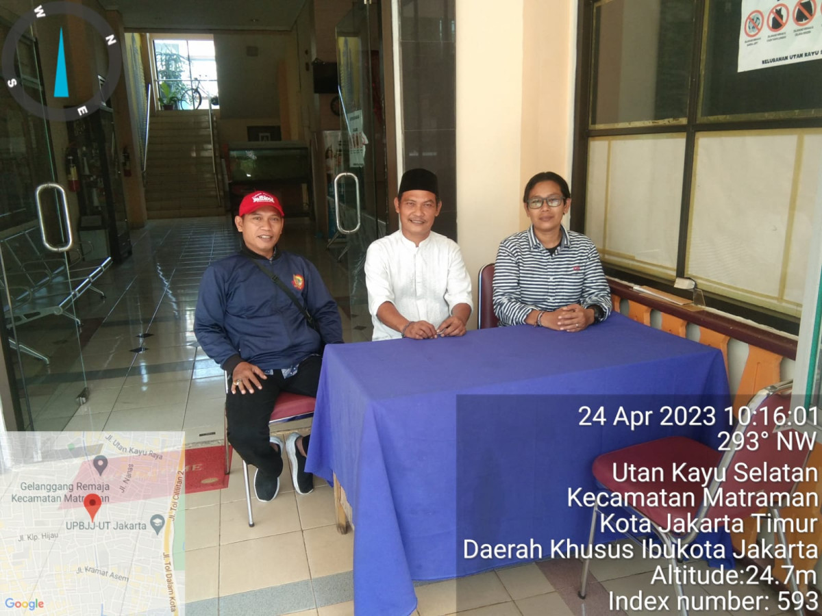 Pengelola RPTRA dan Staf Kelurahan Piket Pos Pengaduan Masyarakat