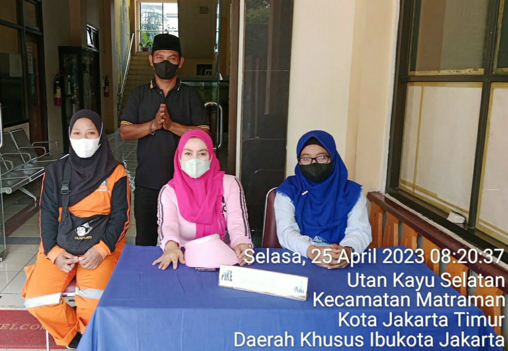 Pengelola RPTRA dan Staf Kelurahan Piket Pos Pengaduan Masyarakat