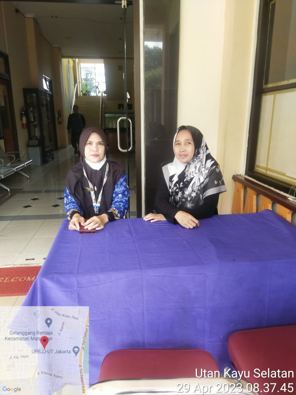 Pengelola RPTRA dan Staf Kelurahan Piket Pos Pengaduan Masyarakat