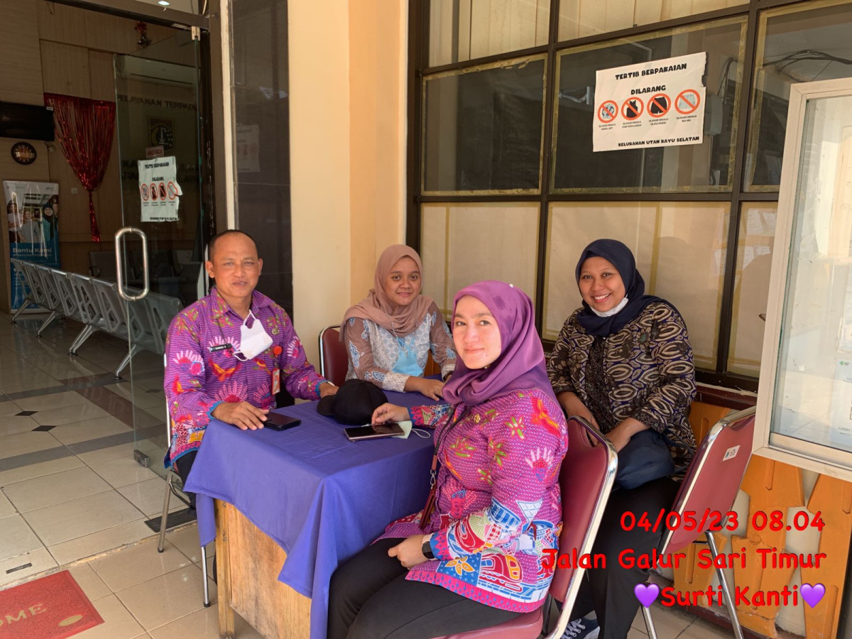 Pengelola RPTRA dan Staf Kelurahan Piket Pos Pengaduan Masyarakat