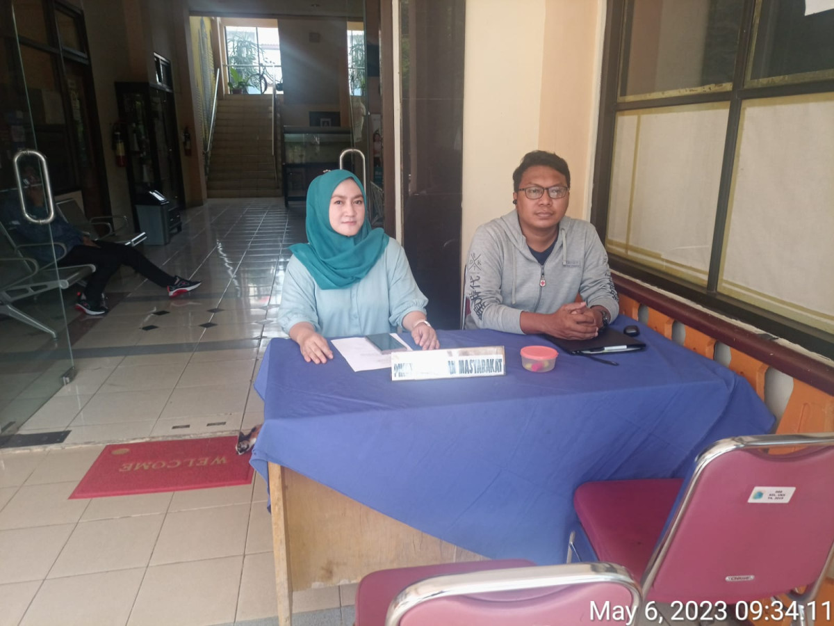 Pengelola RPTRA dan Staf Kelurahan Piket Pos Pengaduan Masyarakat