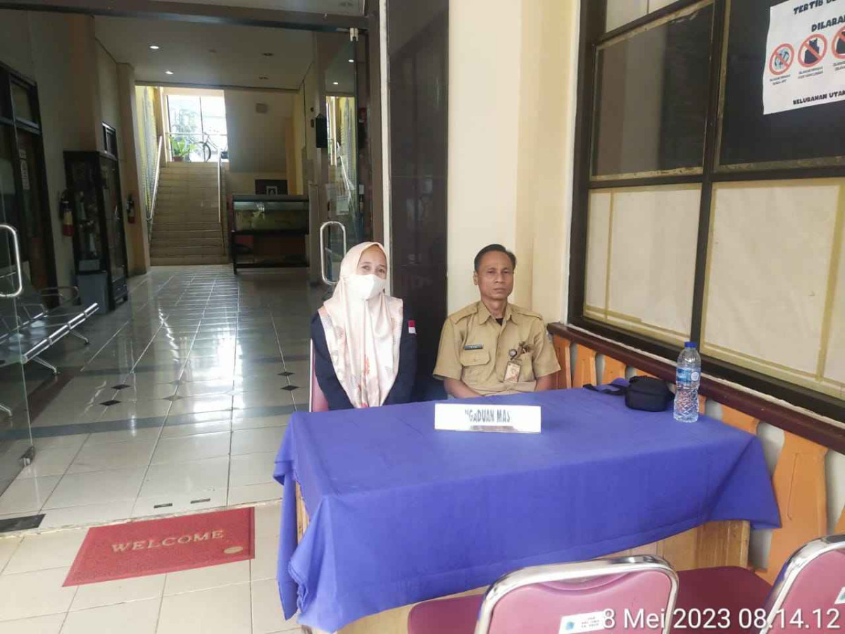 Pengelola RPTRA dan Staf Kelurahan Piket Pos Pengaduan Masyarakat