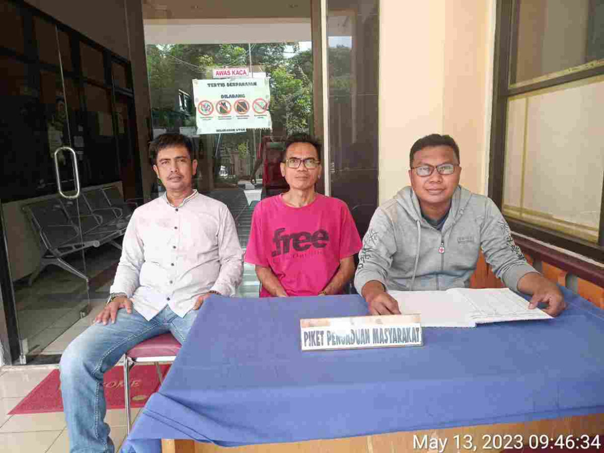 Pengelola RPTRA dan Staf Kelurahan Piket Pos Pengaduan Masyarakat