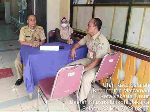 Pengelola RPTRA dan Staf Kelurahan Piket Pos Pengaduan Masyarakat