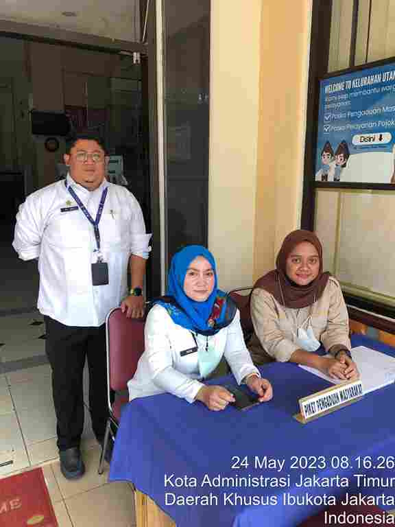 Pengelola RPTRA dan Staf Kelurahan Piket Pos Pengaduan Masyarakat