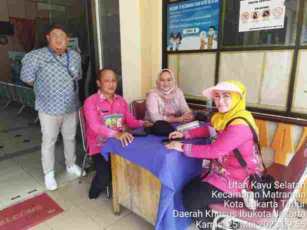 Pengelola RPTRA dan Staf Kelurahan Piket Pos Pengaduan Masyarakat