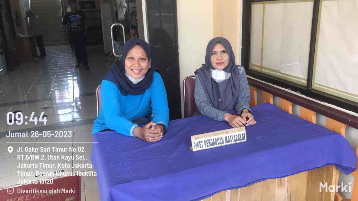 Pengelola RPTRA dan Staf Kelurahan Piket Pos Pengaduan Masyarakat