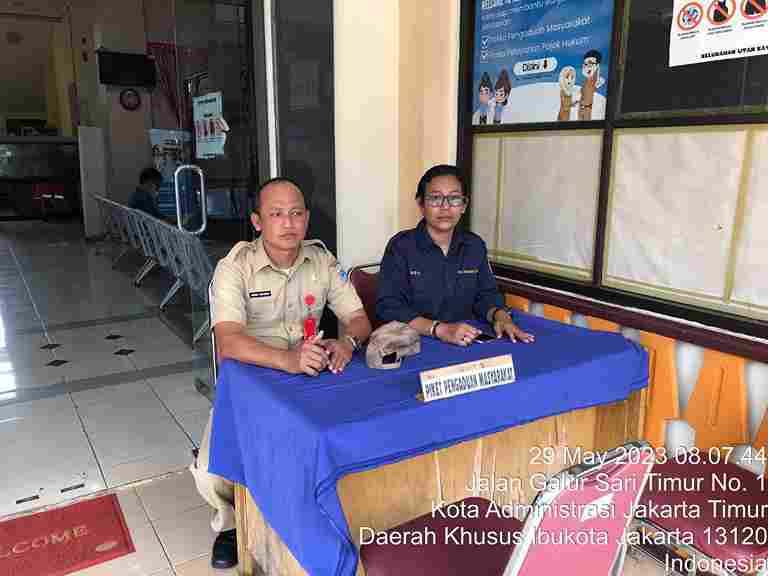 Pengelola RPTRA dan Staf Kelurahan Piket Pos Pengaduan Masyarakat