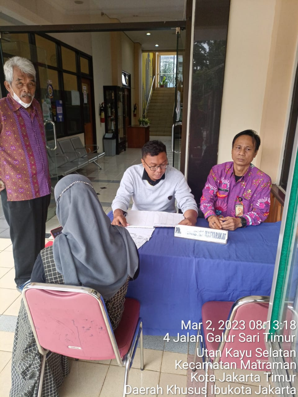 Pengelola Rptra dan Staff Kelurahan Piket Pos dan Pengaduan