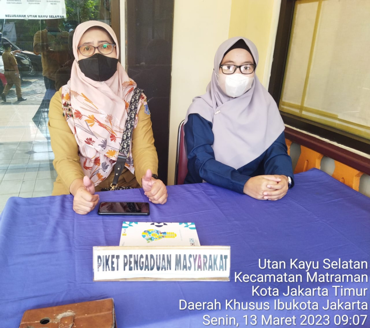 Pengelola Rptra dan Staff Kelurahan Piket Pos dan Pengaduan