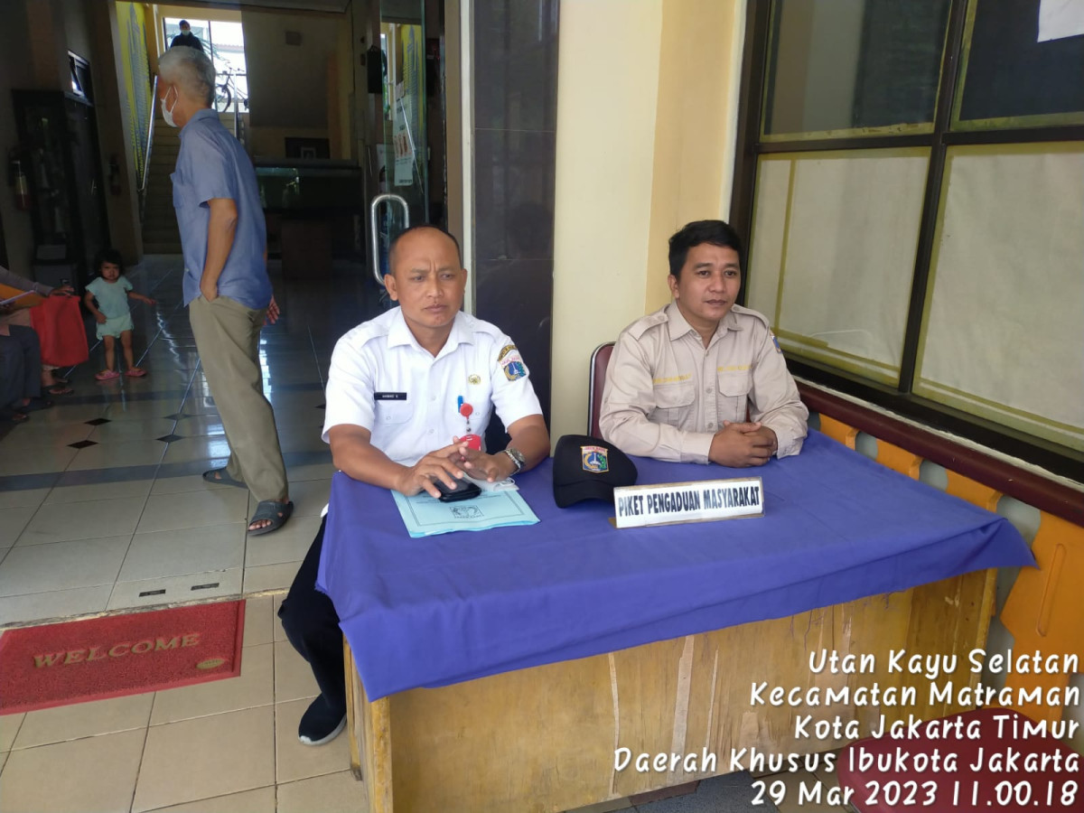 Pengelola Rptra dan Staff Kelurahan Piket Pos dan Pengaduan