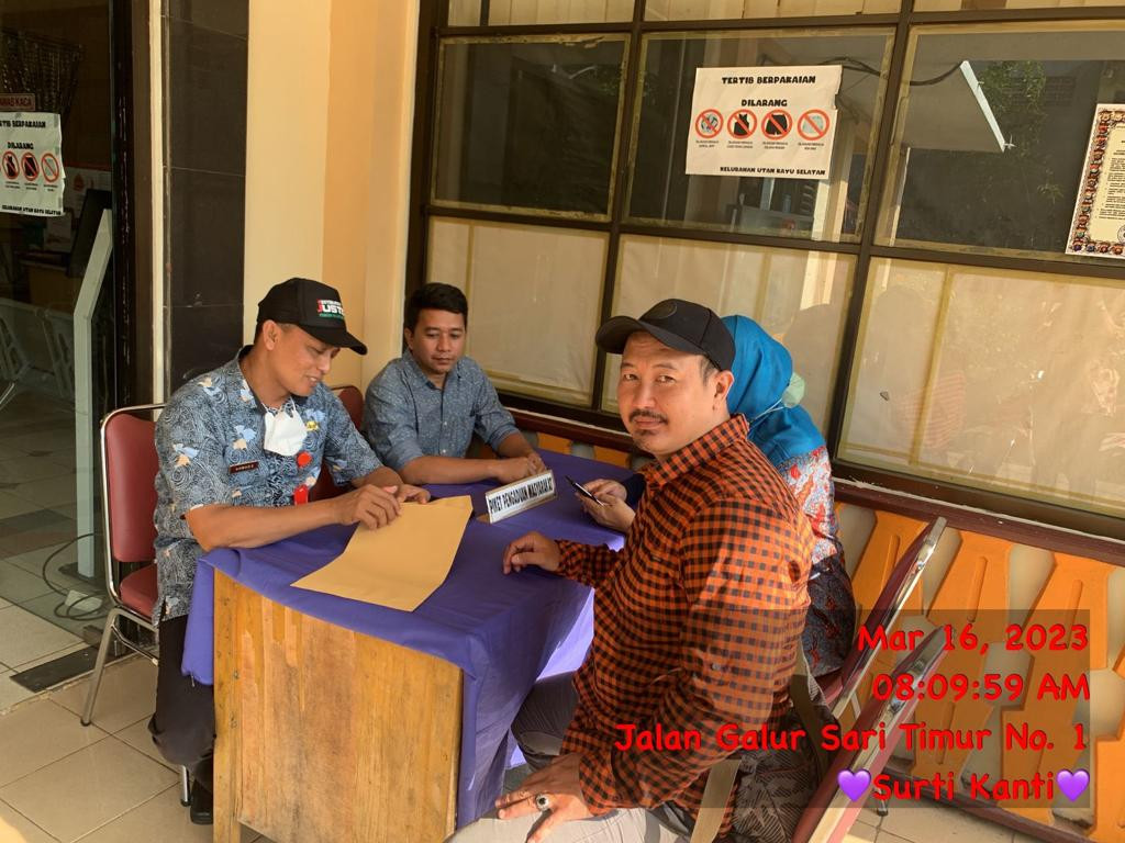 Pengelola RPTRA dan Staff Kelurahan Piket Pos dan Pengaduan