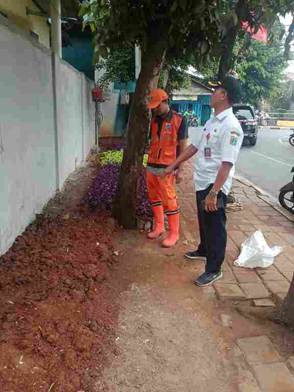 Monitoring trotoar jalan di Rt.011 Rw.005