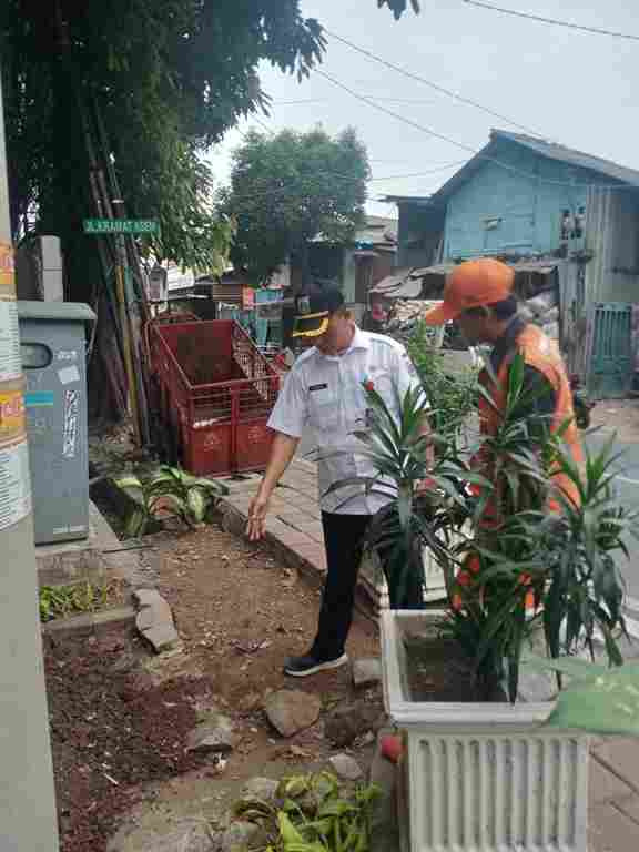 Monitoring trotoar jalan di Rt.011 Rw.005