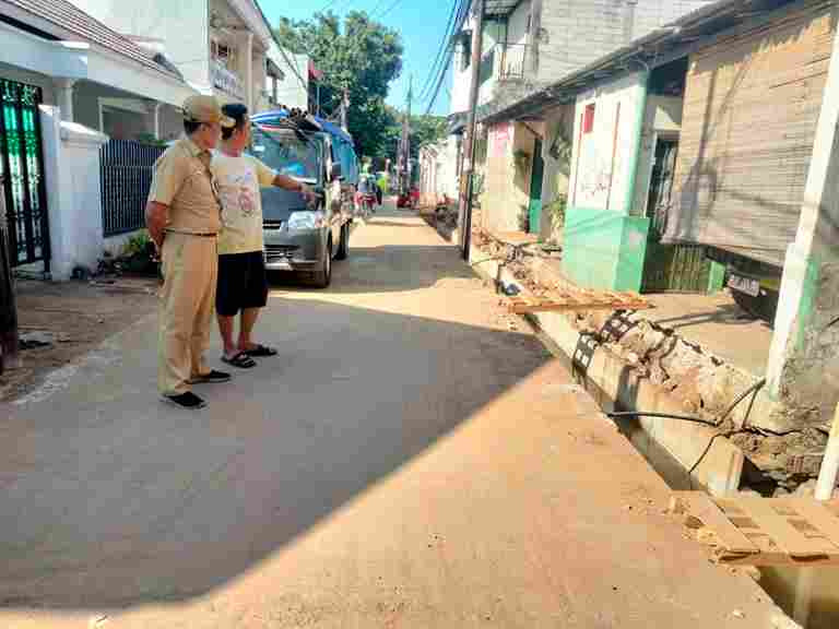 Monitor pembangunan saluran di Rt.012 Rw.001