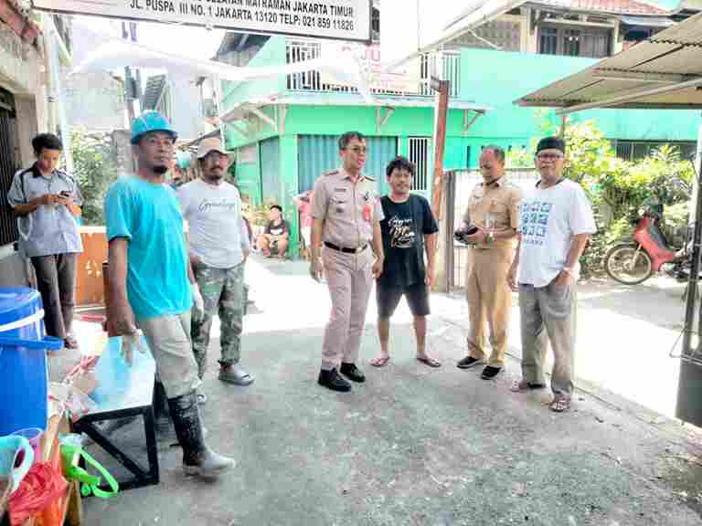 Mendampingi Pak Camat monitor  pembangunan Sekretariat Rw. 006