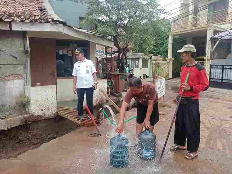 Monitoring pembangunan saluran di Rt 012 Rw.001