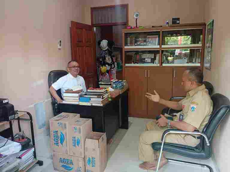 Koordinasi dengan ketua RW 05 terkait Penundaan jadwal kerja bakti