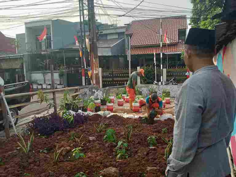 Monitoring pemanfaatan lahan di tanamin pohon di wilayah RW.007