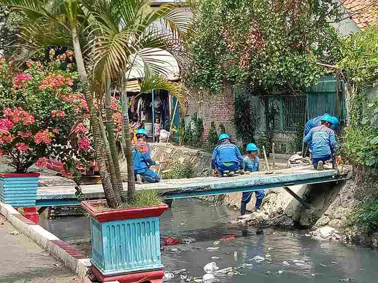 monitoring dan pendampingan pembangunan jembatan RW 08