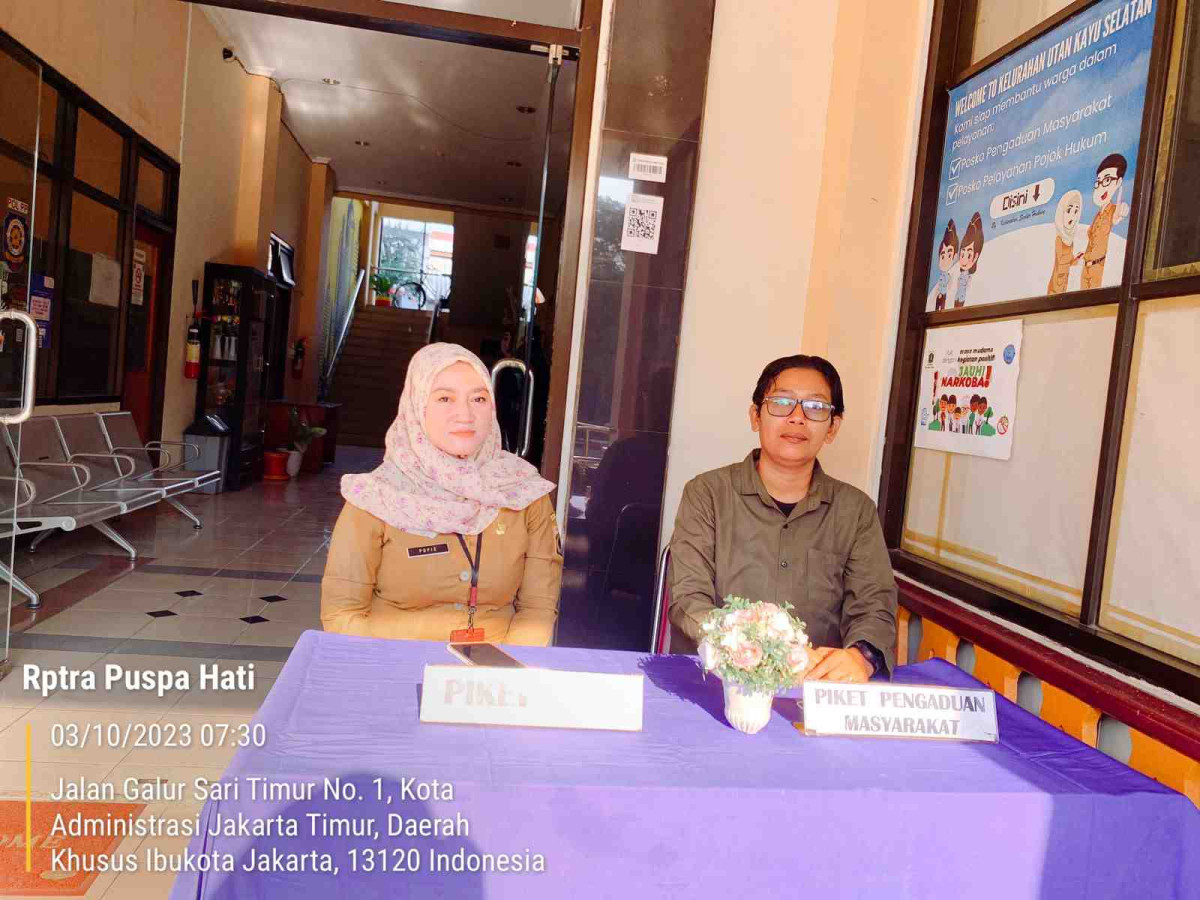 Piket Pos Pengaduan Masyarakat Pengelola RPTRA dan ASN Kelurahan Utan Kayu Selatan