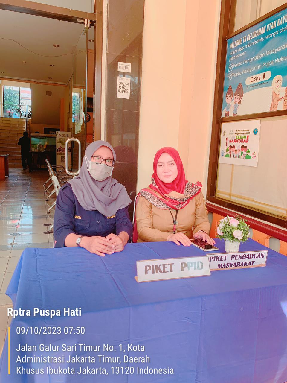 Piket Pos Pengaduan Masyarakat Pengelola RPTRA dan ASN Kelurahan Utan Kayu Selatan