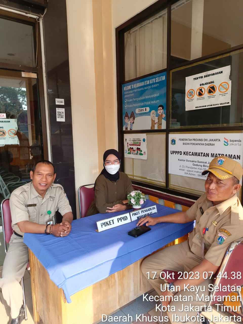 Piket Pos Pengaduan Masyarakat Pengelola RPTRA dan ASN Kelurahan Utan Kayu Selatan
