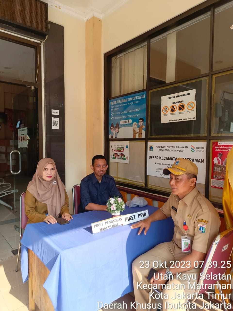 Piket Pos Pengaduan Masyarakat Pengelola RPTRA dan ASN Kelurahan Utan Kayu Selatan