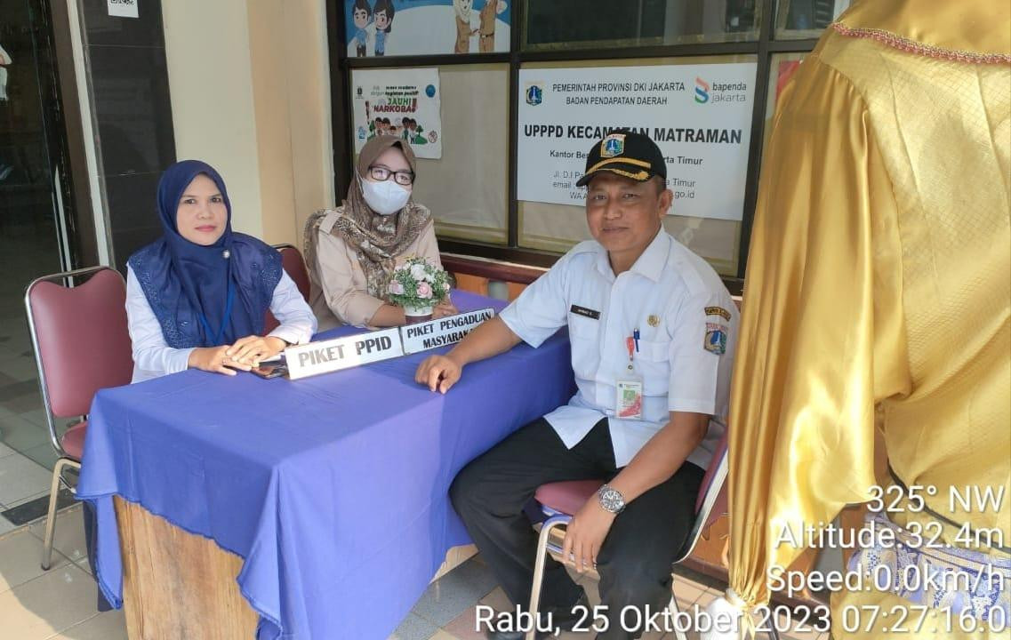 Piket Pos Pengaduan Masyarakat Pengelola RPTRA dan ASN Kelurahan Utan Kayu Selatan