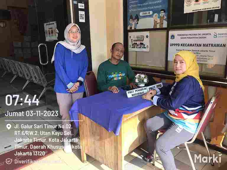 Piket Pos Pengaduan Masyarakat Pengelola RPTRA dan ASN Kelurahan Utan Kayu Selatan