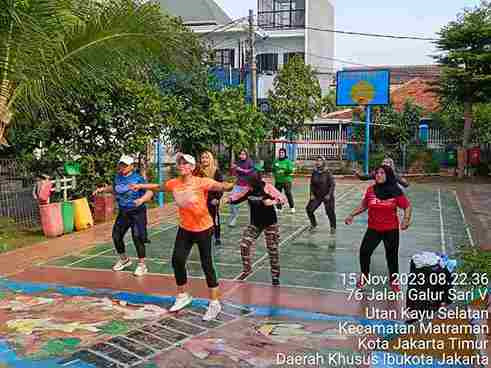 Senam mandiri warga sekitar RPTRA Utakase Berseri