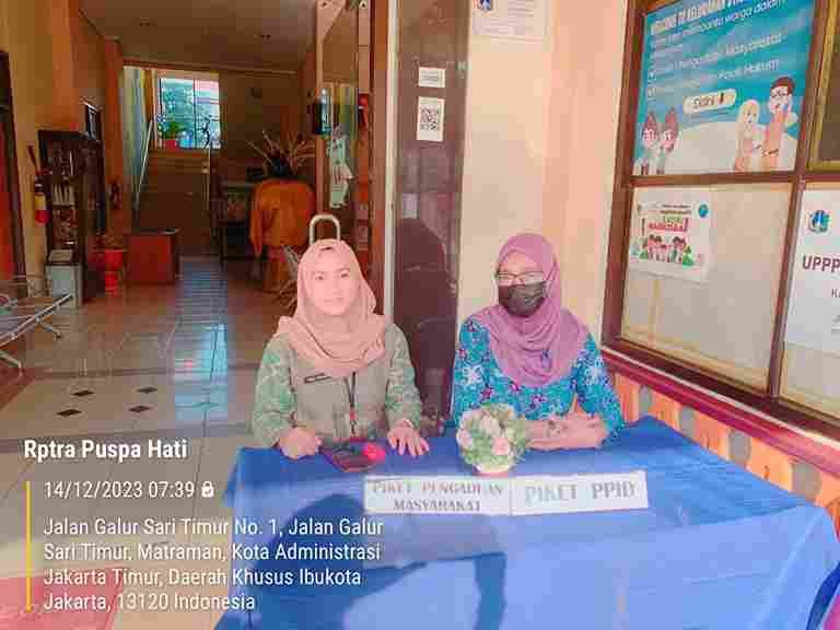 Piket Pos Pengaduan Masyarakat Pengelola RPTRA dan ASN Kelurahan Utan Kayu Selatan