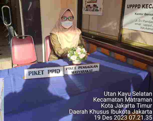 Piket Pos Pengaduan Masyarakat Pengelola RPTRA dan ASN Kelurahan Utan Kayu Selatan