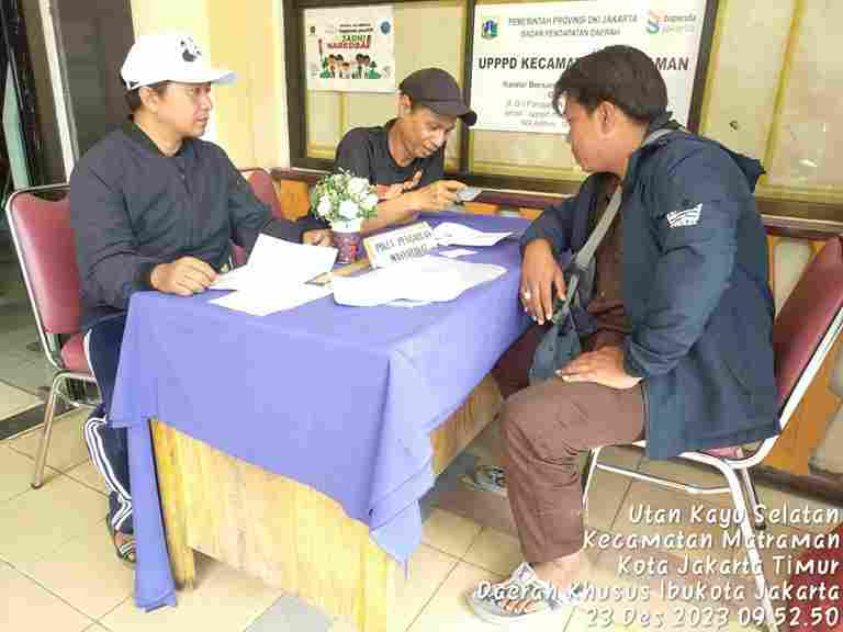 Piket Pos Pengaduan Masyarakat Pengelola RPTRA dan ASN Kelurahan Utan Kayu Selatan