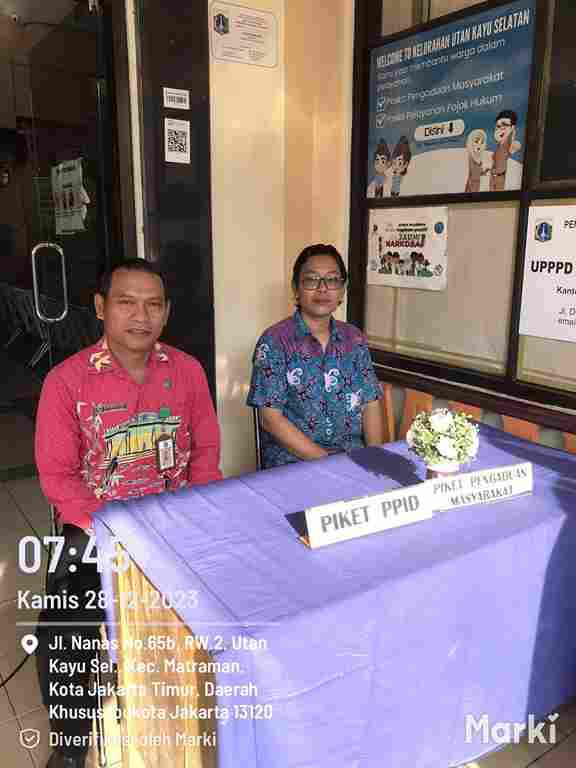 Piket Pos Pengaduan Masyarakat Pengelola RPTRA dan ASN Kelurahan Utan Kayu Selatan