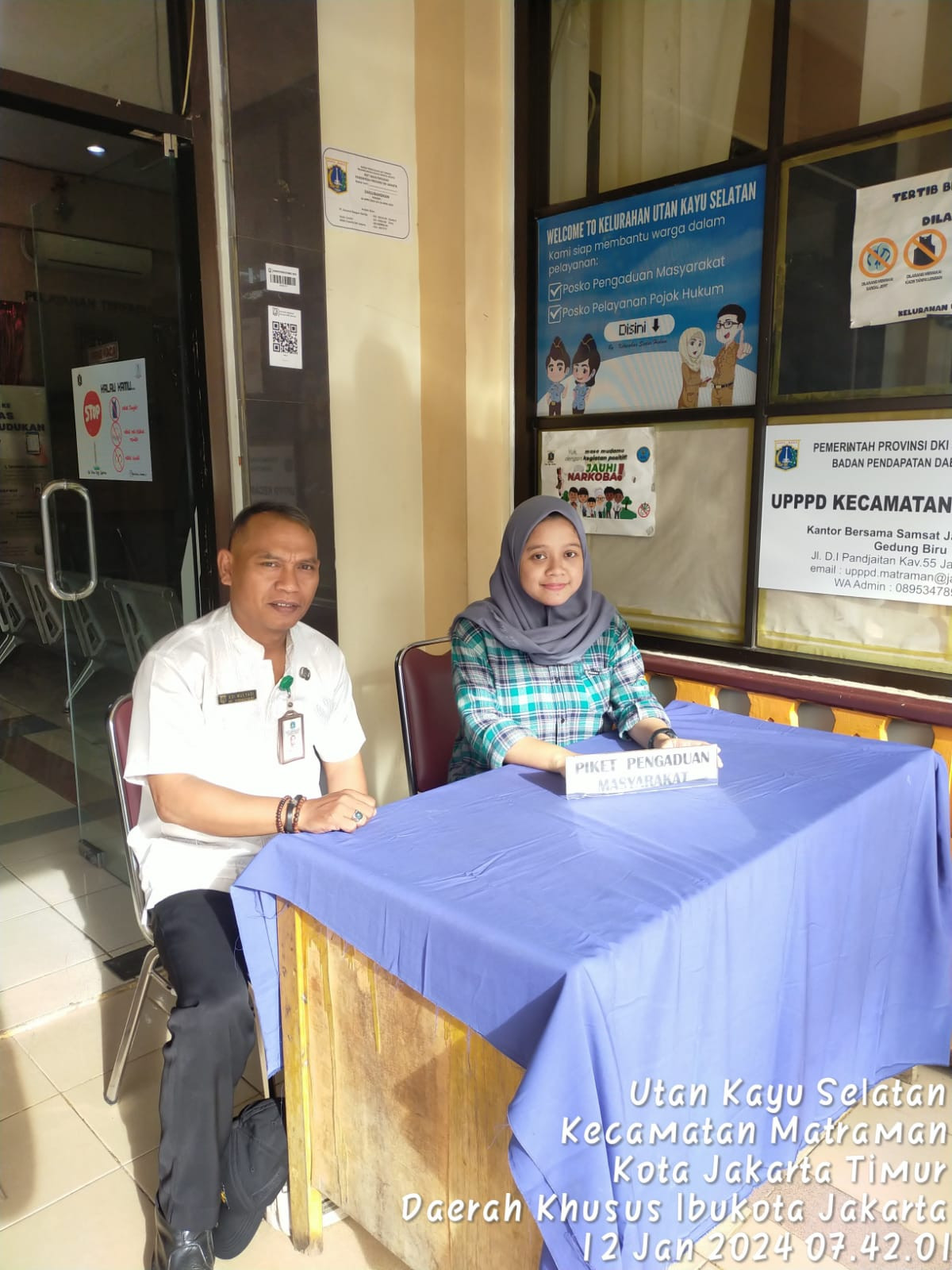 Piket Pos Pengaduan Masyarakat Pengelola RPTRA dan ASN Kelurahana Utan Kayu Selatan