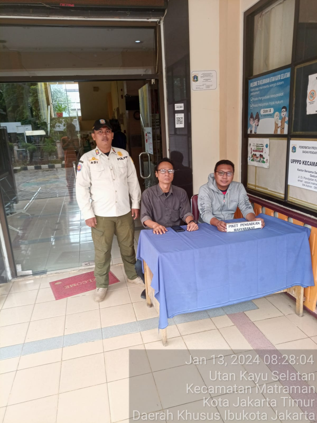 Piket Pos Pengaduan Masyarakat Pengelola RPTRA dan ASN Kelurahana Utan Kayu Selatan