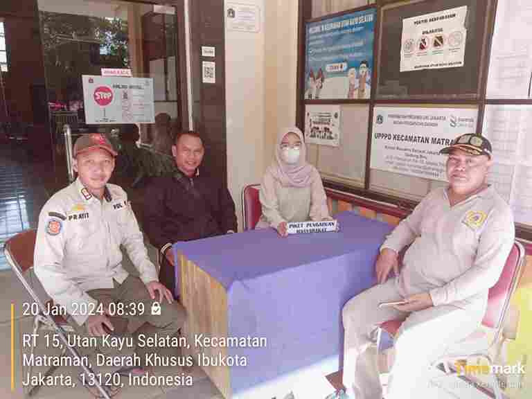 Piket Pos Pengaduan Masyarakat Pengelola RPTRA dan ASN Kelurahana Utan Kayu Selatan